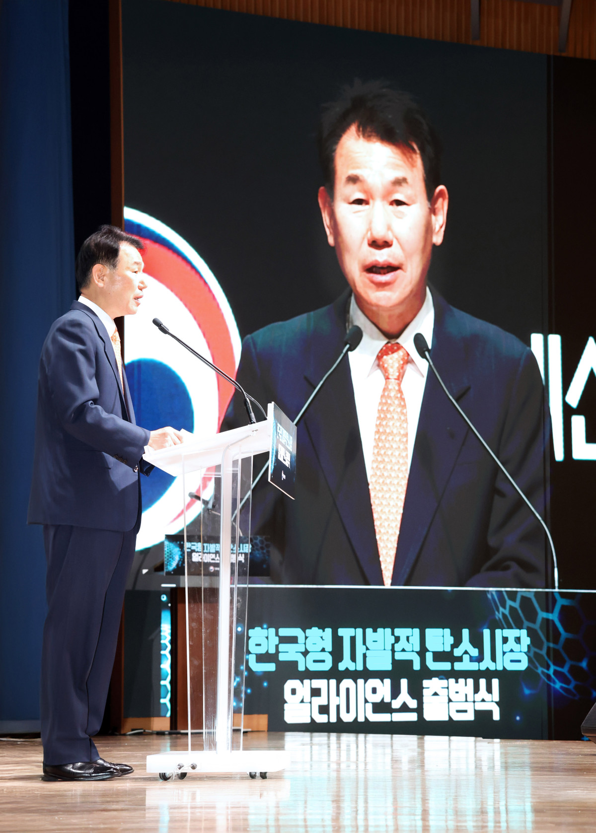 ▲정은보 한국거래소 이사장이 27일 대한상공회의소에서 열린 '자발적 탄소시장 얼라이언스 출범식'에서 축사를 하고 있다. (사진제공=한국거래소)