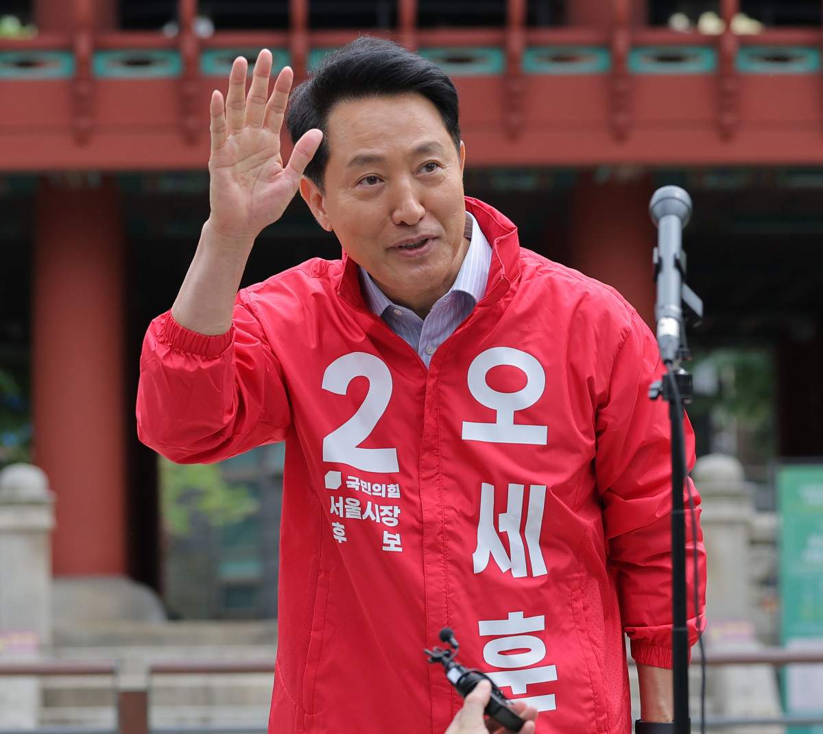 ▲오세훈 국민의힘 서울시장 후보가 27일 서울 보신각 앞에서 출마 기자회견을 마친 뒤 인사를 하고 있다. (연합뉴스)