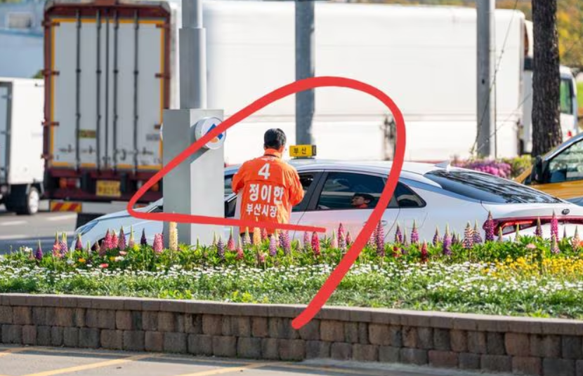 ▲개혁신당 정이한 부산시장 후보가 27일 오전 부산 금정구 구서나들목 인근 화단에서 유세를 진행하던 중 택시에서 투척한 음료를 피하려다 쓰러져 병원으로 이송되었다. (사진제공=개혁신당부산시당)