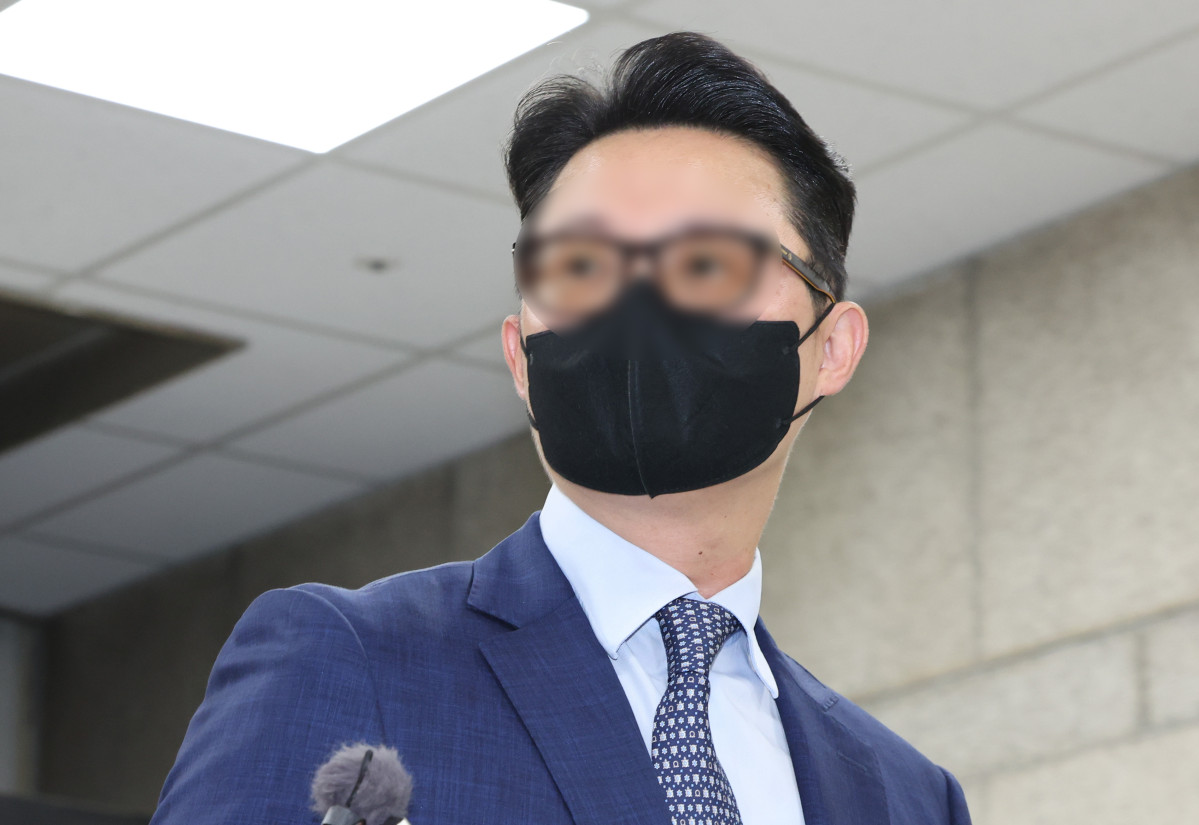▲건진법사 전성배씨를 통해 김건희 여사에게 고가 선물을 전달하고 통일교의 현안을 청탁한 의혹을 받는 윤영호 전 세계평화통일가정연합(통일교) 세계본부장이 지난해 7월 30일 서울 서초구 서울중앙지방법원에서 열린 구속 전 피의자 심문(영장실질심사)에 출석하고 있다. (뉴시스)