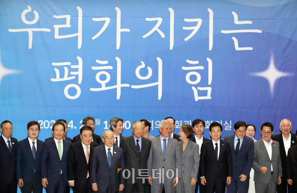 ▲27일 서울 여의도 국회에서 열린 4.27 판문점선언 8주년 기념식에서 문재인 전 대통령, 김정숙 여사, 홍익표 청와대 정무수석, 정동영 통일부 장관 등이 기념촬영을 하고 있다. 고이란 기자 photoeran@