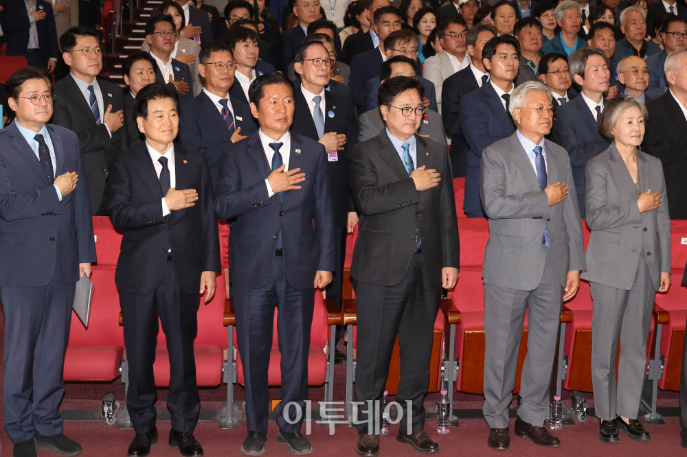 ▲27일 서울 여의도 국회에서 열린 4.27 판문점선언 8주년 기념식에서 홍익표(앞줄 왼쪽부터) 청와대 정무수석, 정동영 통일부 장관, 정청래 더불어민주당 대표, 우원식 국회의장, 문재인 전 대통령, 김정숙 여사 등이 국민의례를 하고 있다. 고이란 기자 photoeran@