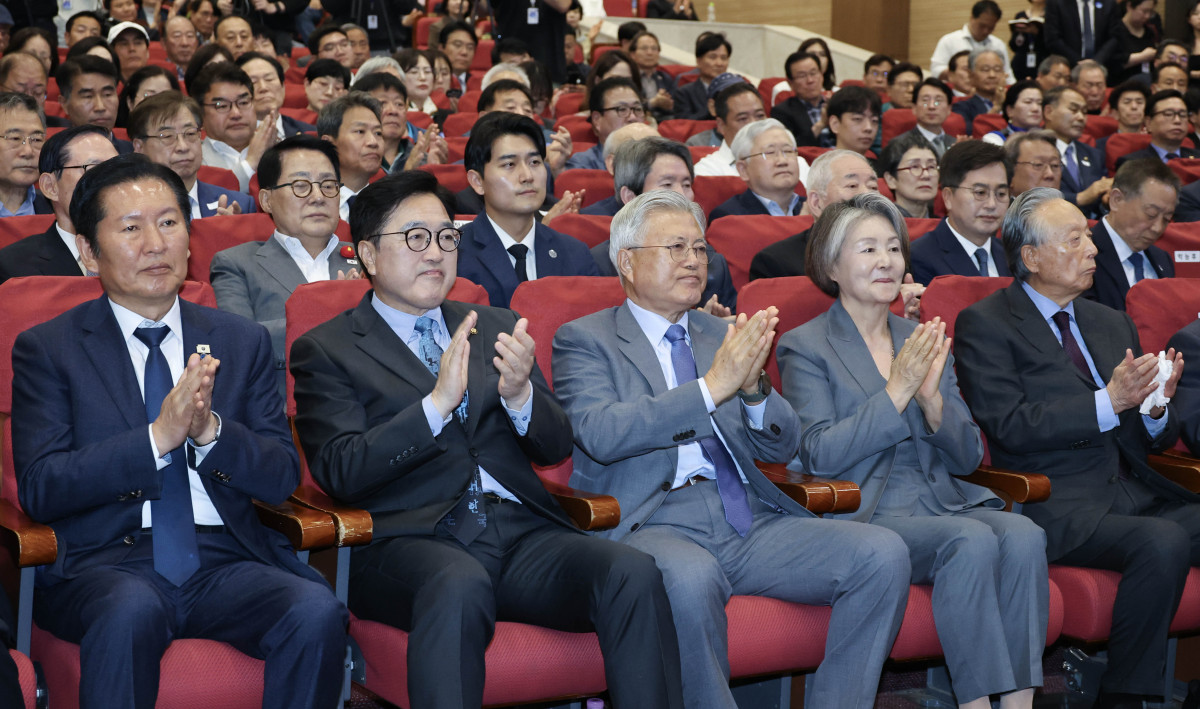 ▲더불어민주당 정청래 대표(왼쪽부터), 우원식 국회의장, 문재인 전 대통령과 김정숙 여사가 27일 서울 여의도 국회 의원회관에서 열린 4.27 판문점 선언 8주년 기념식에서 손뼉 치고 있다. 2026.4.27 [공동취재] (연합뉴스)