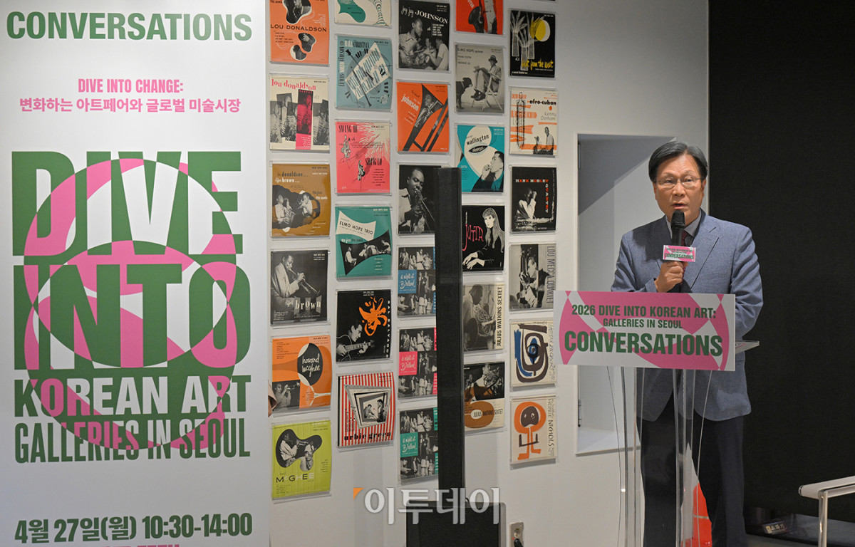 ▲김장호 예술경영지원센터 대표가 27일 서울 용산구 페즈에서 문화체육관광부와 예술경영지원센터가 주최한 '다이브 인투 코리안 아트: 갤러리즈 인 서울(Dive into Korean Art: Galleries in Seoul)'의 일환으로 열린 'DIVE INTO CHANGE: 변화하는 아트페어와 글로벌 미술시장' 토론회에 참석해 인사말을 하고 있다.