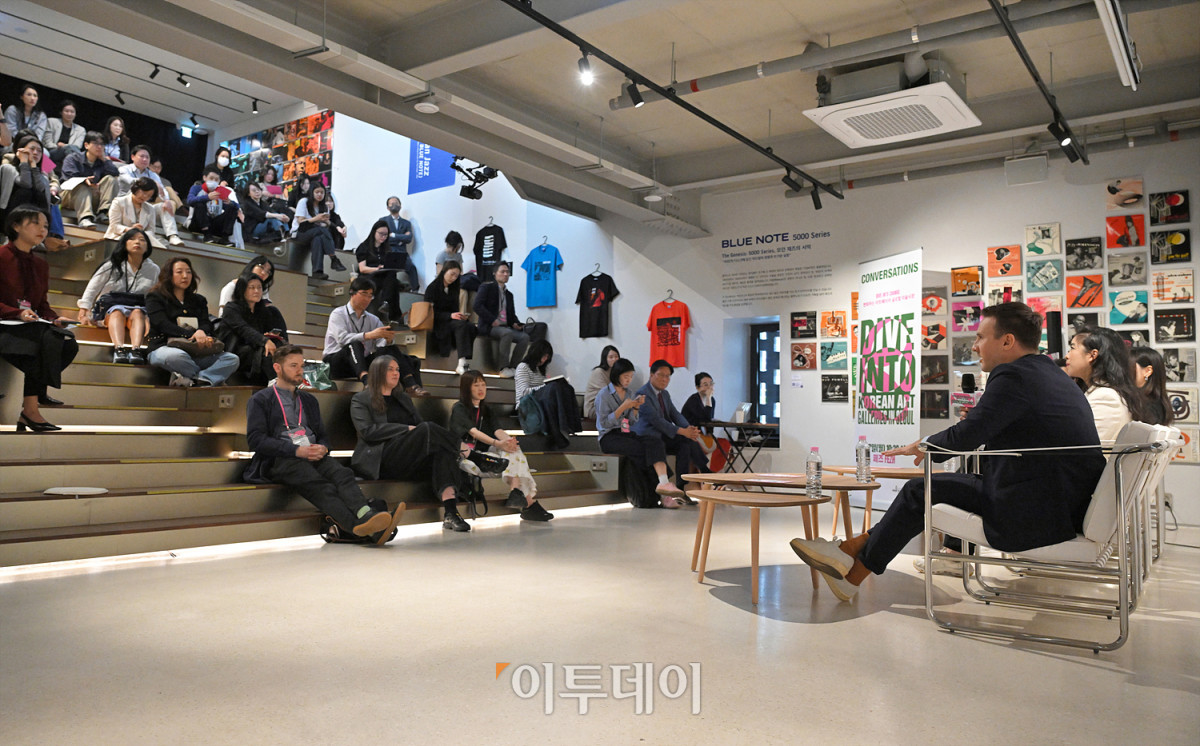 ▲27일 2026 다이브 인투 코리안 아트: 갤러리즈 인 서울 프로그램에 참여한 해외 아트페어 관계자들이 서울 용산구 페즈에서 열린 토크 프로그램 'CONVERSATIONS'에서 '전환기의 아트페어: 새로운 도전과 지속가능한 성장 전략'을 주제로 토론하고 있다.