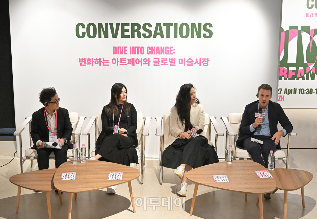 ▲이장욱 스페이스K 수석 큐레이터, 클라우디아 찬(Claudia Chan) 아트바젤 홍콩 콘텐츠 책임 및 중진 갤러리 관계 매니저, 비올라 야오(Viola Yao) 아트 타이페이 아트 디렉터, 코리 앤드류 바(Corey Andrew Barr) 아트 센트럴 디렉터가 27일 서울 용산구 페즈에서 문화체육관광부와 예술경영지원센터가 주최한 '다이브 인투 코리안 아트: 갤러리즈 인 서울(Dive into Korean Art: Galleries in Seoul)'의 일환으로 열린 토론회에서 '전환기의 아트페어: 새로운 도전과 지속가능한 성장 전략'을 주제로 토론하고 있다.