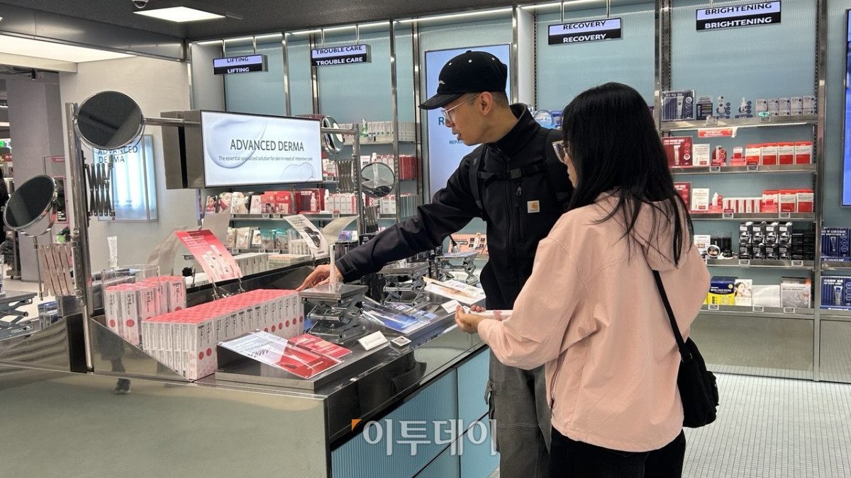 ▲명동 내 올리브영 매장에서 외국인 관광객이 쇼핑하고 있다. (사진=연희진 기자)