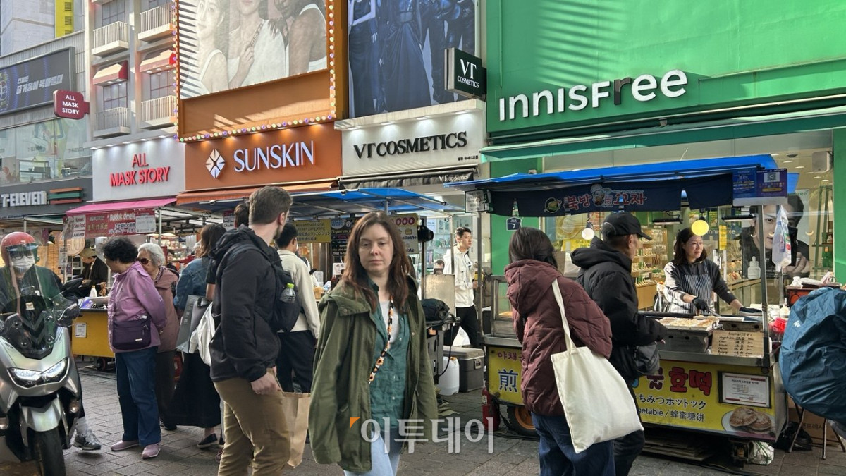 ▲화장품 로드숍이 있는 명동 거리가 붐비고 있다. (사진=연희진 기자)