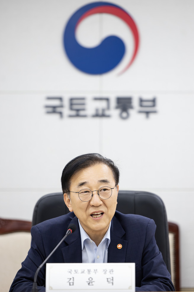 ▲김윤덕 국토교통부 장관이 27일 정부세종청사에서 광역급행철도(GTX) 추진 상황을 점검하고 주요 건설사 대표들에게 현장 안전을 당부하고 있다. (사진제공=국토교통부)