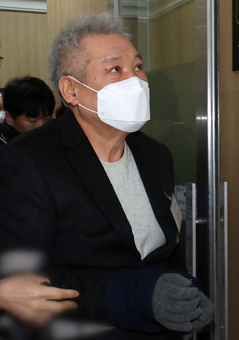 ▲'건진법사' 전성배 씨가 1월 서울 서초구 관봉권 띠지 분실 의혹을 수사하는 안권섭 상설특검팀 사무실에 참고인 신분으로 출석하고 있다. (뉴시스)