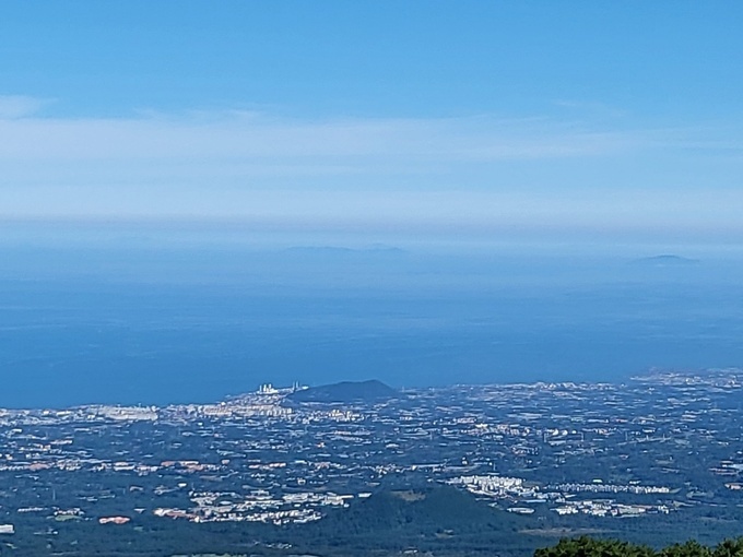 ▲한라산에서 바라 본 제주시내 전경. (사진제공=제주도)