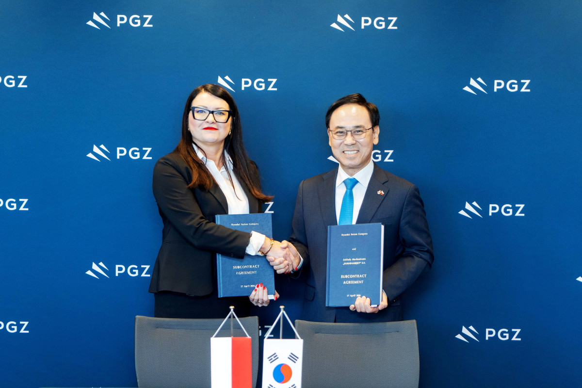 ▲27일(현지 시간) 폴란드 바르샤바에서 열린 K2 전차 K2PL 및 구난전차 현지 생산·정비 협력 계약식에서 이용배 현대로템 사장(오른쪽), 모니카 크루첵 부마르 사장(왼쪽) 등 관계자들이 기념촬영을 하고 있다. (사진제공=현대로템)