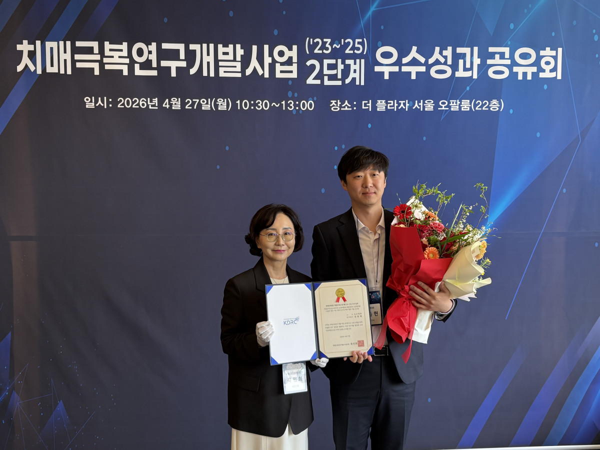 ▲김동현 뉴로핏 공동대표이사 겸 CTO(오른쪽)와 묵인희 치매극복연구개발사업단장이 기념 촬영을 하고 있다. (사진제공=뉴로핏)