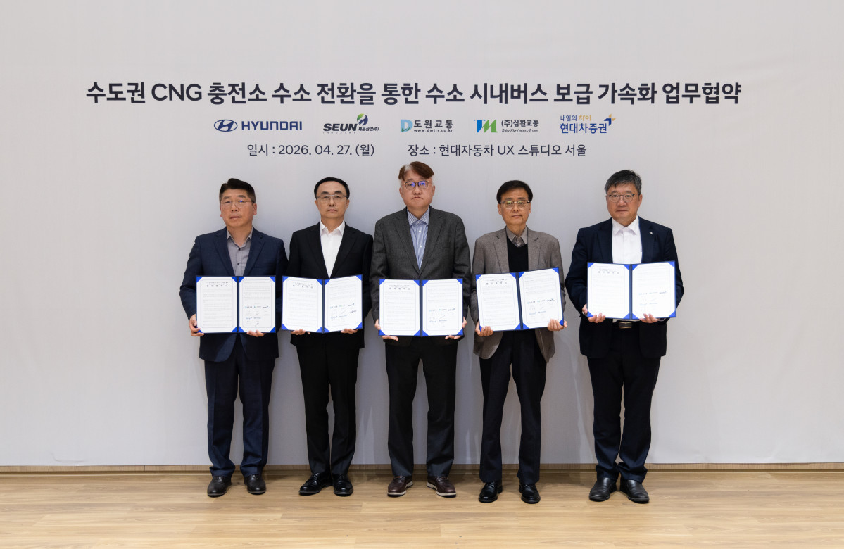 ▲(왼쪽부터) 현대차 국내판매사업부장 염재섭 상무, 세운산업 안광헌 대표이사, 도원교통 김정환 대표이사, 삼환교통 한강수 대표이사, 현대차증권 기획재경사업부장 양영근 전무 (사진=현대차)