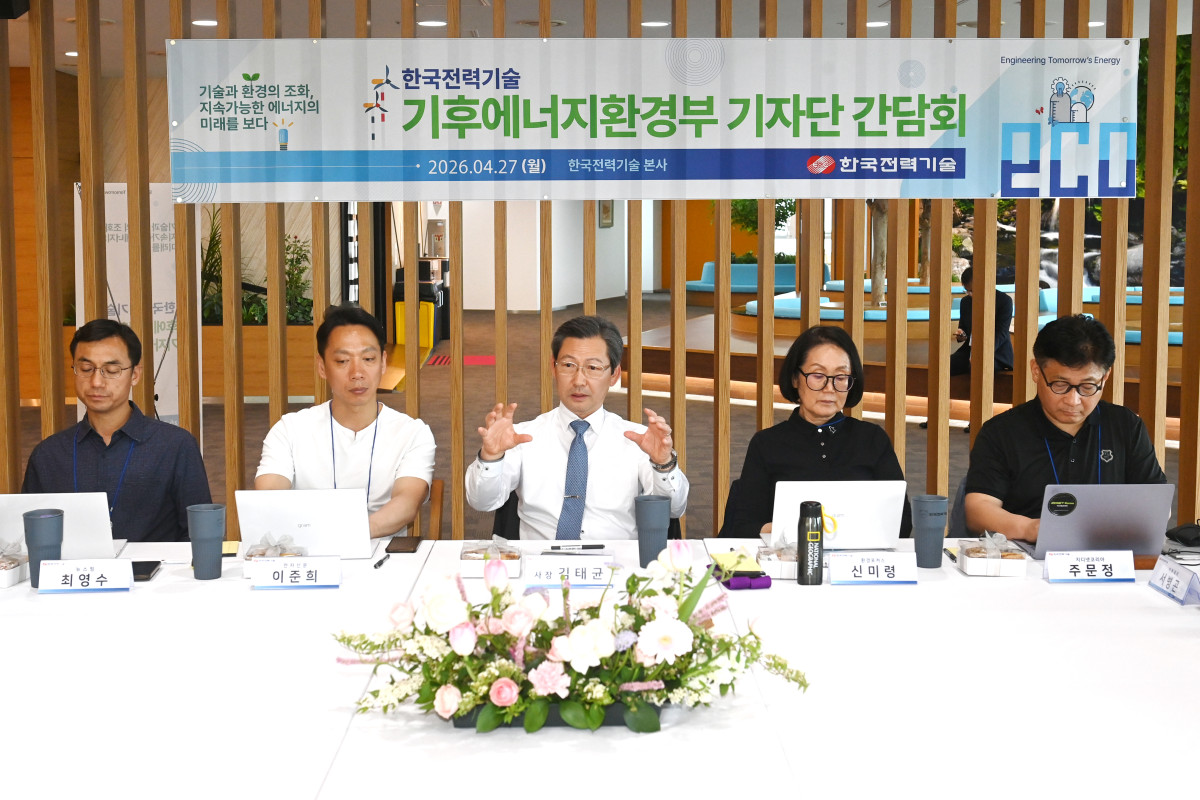 ▲김태균 한국전력기술 사장(가운데)이 27일 경북 김천 본사에서 열린 기자 간담회에서 독자 개발 중인 소형모듈원전(SMR) '반디(BANDI)'에 대해 설명하고 있다. (사진제공=한국전력기술)
