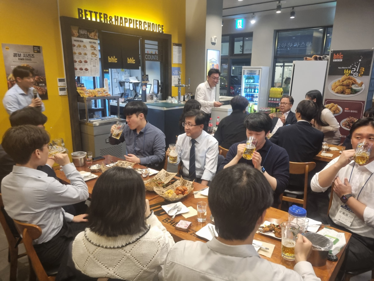 ▲김성환 기후에너지환경부 장관(가운데)이 27일 정부세종청사 인근의 한 치킨집에서 MZ세대 직원들과 대화하고 있다. (기후에너지환경부)