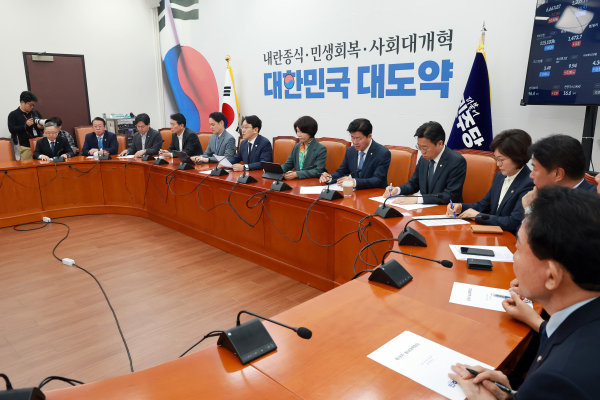 ▲천준호 원내대표 직무대행이 28일 국회에서 열린 원내대책회의에 참석해 발언하고 있다.