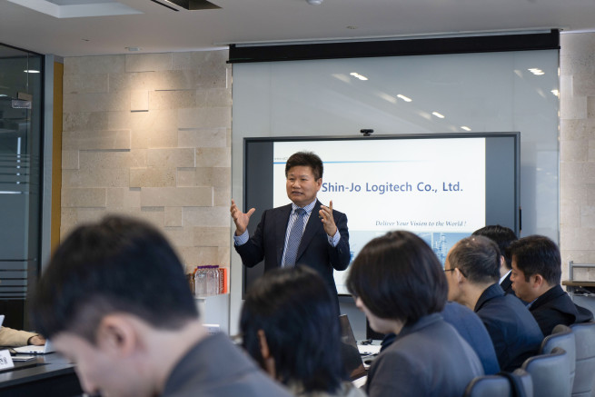 ▲권순욱 신조로지텍 대표가 24일 부산 해운대구 본사에서 진행된 기자간담회에서 발언하고 있다. (사진제공=메인비즈협회)