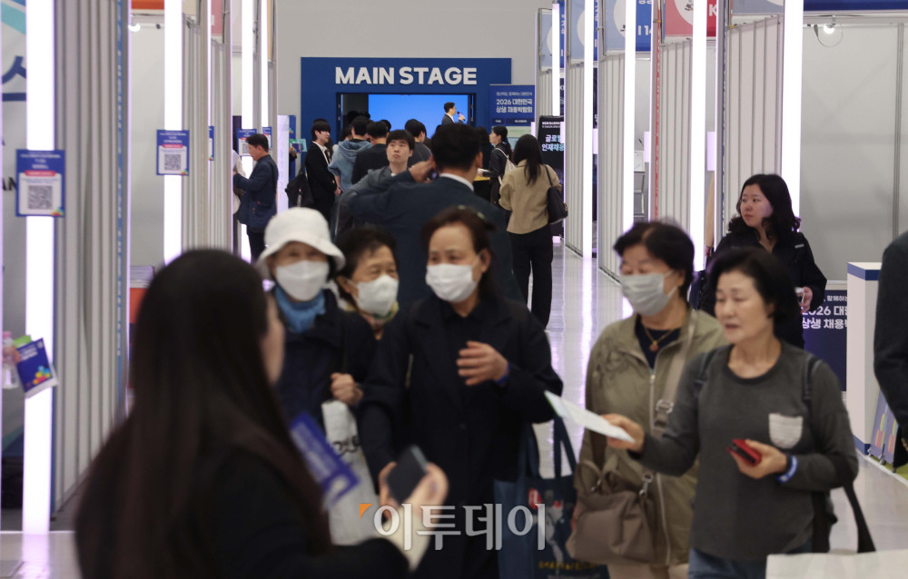 ▲28일 서울 서초구 aT센터에서 열린 '2026 대한민국 상생 채용박람회' 행사장이 구직자들로 붐비고 있다. 김예연 인턴기자 kimye@