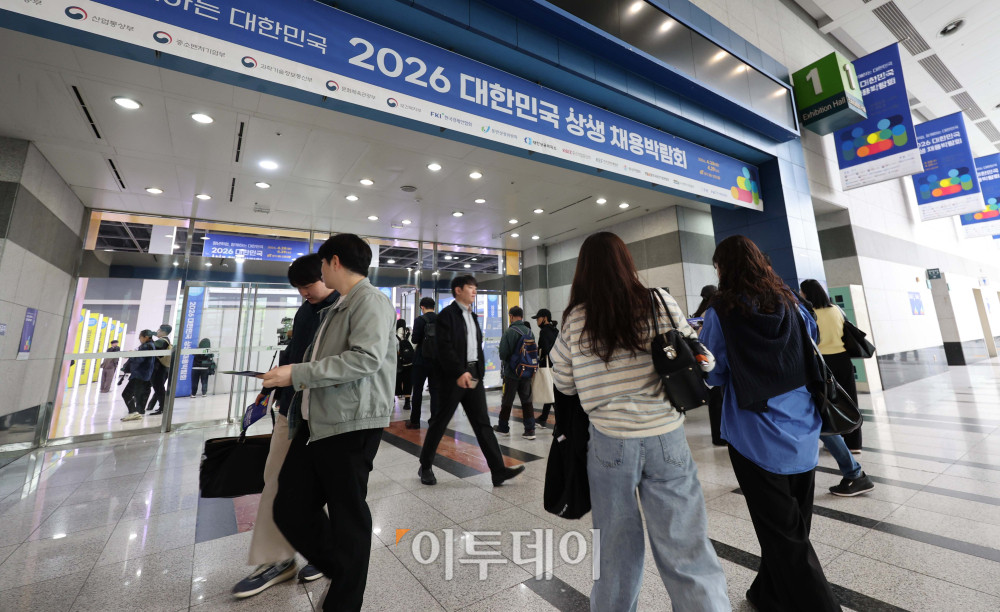 ▲28일 서울 서초구 aT센터에서 열린 '2026 대한민국 상생 채용박람회' 행사장이 구직자들로 붐비고 있다. 김예연 인턴기자 kimye@