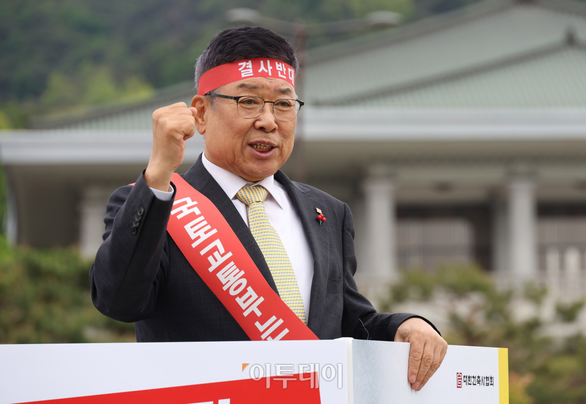 ▲김재록 대한건축사협회장이 28일 서울 종로구 청와대 분수대 앞에서 건축물관리법 하위법령 개정에 반대하는 1인 시위를 하고 있다. 개정안은 건설사업관리자를 해체공사감리자로 우선 지정하고, 복수 건축물 해체 시 동일 감리자 지정이 가능하도록 하는 내용을 담고 있다. 김 협회장은 "감리는 시공과 분리된 독립적 위치에서 안전을 지키는 마지막 보루"라며 "행정 효율화를 이유로 '셀프 감리'를 허용하는 것은 제도 근간을 흔드는 만큼 재검토가 필요하다"고 밝혔다. 고이란 기자 photoeran@