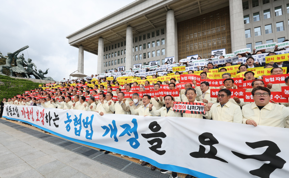 ▲전국 농축협 조합장과 농민들이 28일 서울 여의도 국회 앞에서 ‘농협 자율성 수호 농민공동선언식’을 열고 농협 자율성 수호를 촉구하며 구호를 외치고 있다. (사진제공=농협중앙회)