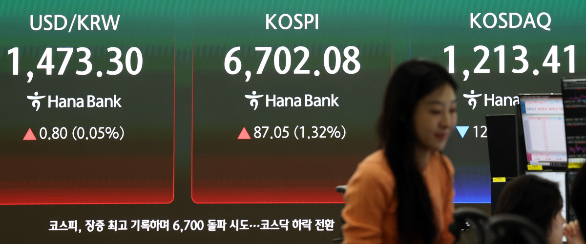 ▲코스피 지수가 전 거래일(6615.03)보다 31.77포인트(0.48%) 상승한 6646.80에 개장한 28일 서울 중구 하나은행 딜링룸에 코스피 지수 시세가 보이고 있다. (출처=뉴시스)