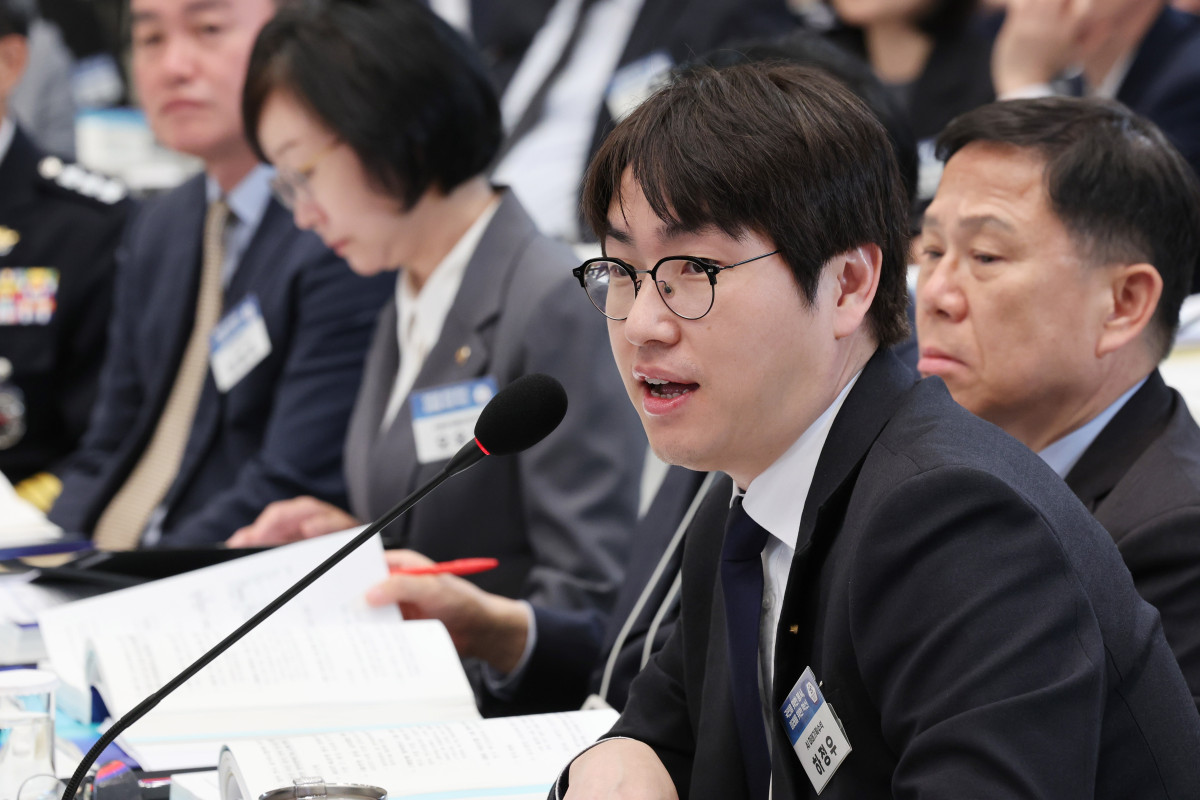 ▲하정우 AI미래기획수석이 17일 청와대 영빈관에서 열린 공공기관 및 유관기관 업무보고에서 이재명 대통령 질문에 답하고 있다. (연합뉴스)
