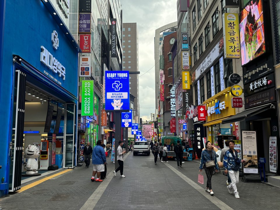 ▲레디영약국, 올리브영,  오프뷰티가 모여있는 명동 거리. (사진제공=CJ올리브영)