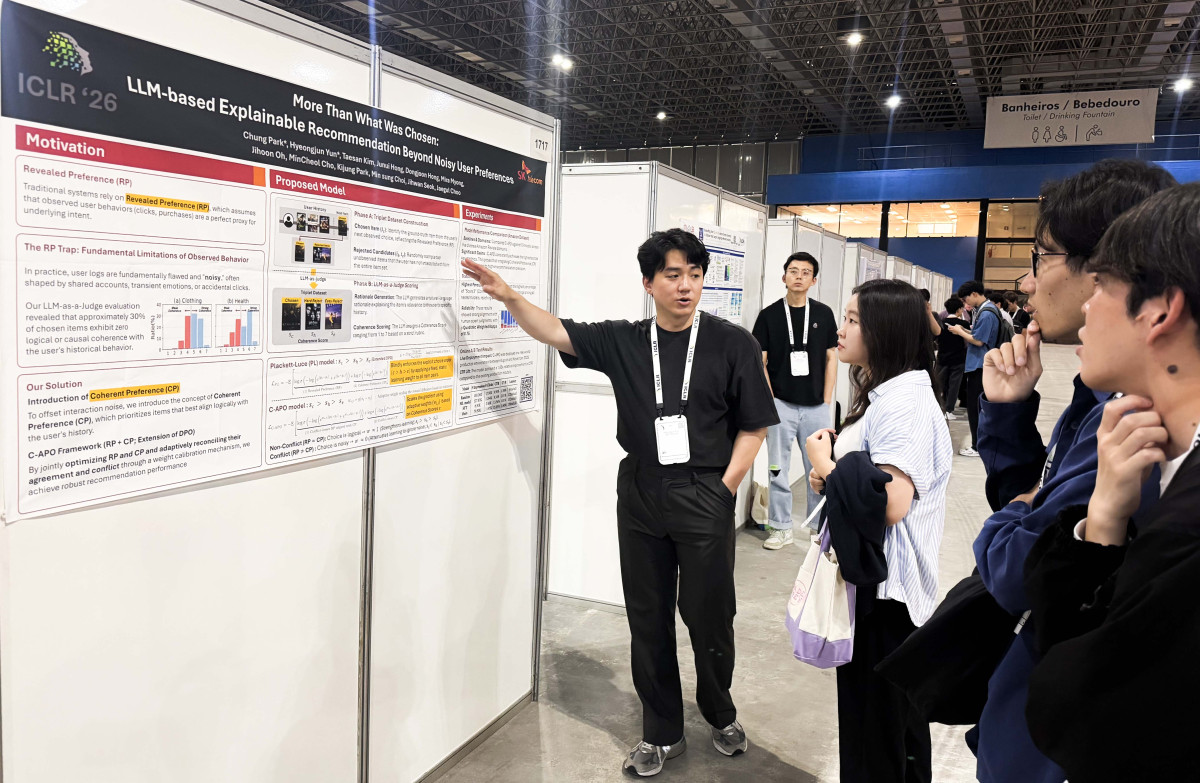 ▲SK텔레콤이 대표적 국제 AI 학회인 ICLR 2026에서 고객의 ‘진짜 선호’를 찾아내는 AI 추천 모델에 관한 논문을 발표했다고 밝혔다. SKT 연구원들이 학회 참가자들에게 AI 모델에 대해 설명하는 모습. (사진제공=SK텔레콤)