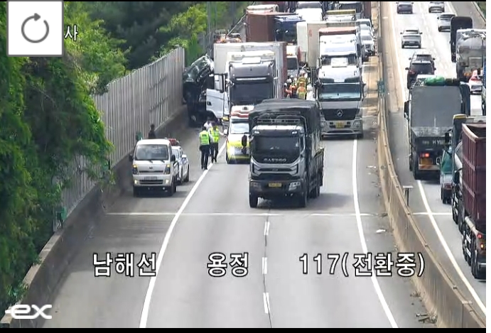▲[속보] 남해고속도로 칠원분기점 부근 화물차 사고 (출처=로드플러스)