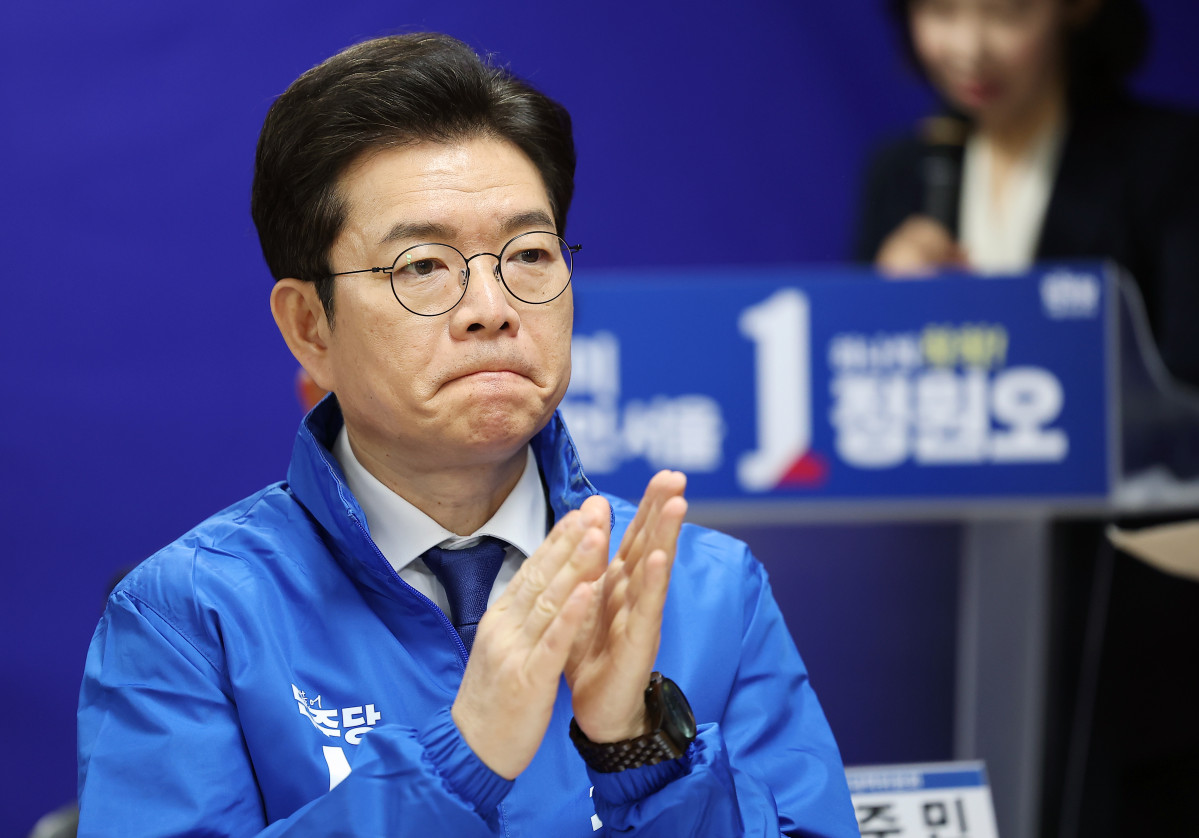 ▲더불어민주당 정원오 서울시장 후보가 28일 서울 중구 한 건물에 마련된 선거캠프에서 열린 선거대책위원회 회의에서 박수치고 있다. 사진=연합뉴스