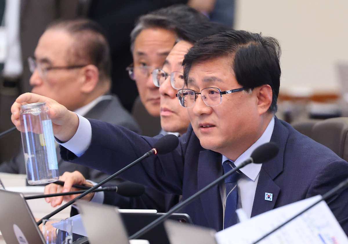▲<YONHAP PHOTO-4162> PET캔 설명하는 김성환 장관    (서울=연합뉴스) 김도훈 기자 = 김성환 기후에너지환경부 장관이 28일 청와대에서 열린 국무회의 겸 비상경제점검회의에서 이재명 대통령에게 PET캔(캔시머) 용기를 설명하고 있다.    PET캔은 플라스틱 PET 용기를 알루미늄 캔 뚜껑으로 밀봉한 것으로 재활용시 뚜껑과 본체를 분리배출해야한다. 2026.4.28    superdoo82@yna.co.kr/2026-04-28 13:36:15/<저작권자 ⓒ 1980-2026 ㈜연합뉴스. 무단 전재 재배포 금지, AI 학습 및 활용 금지>