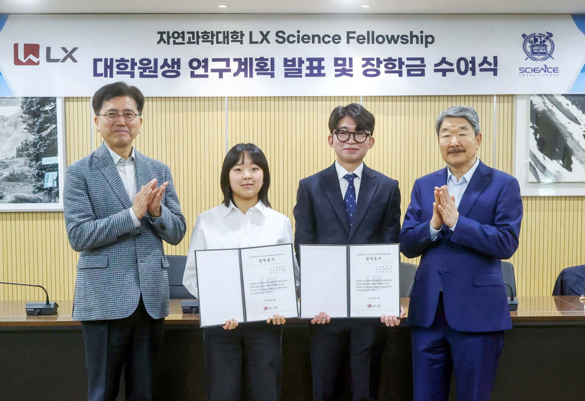▲LX그룹 구본준 회장(맨오른쪽)과 서울대 유재준 자연과학대학장(맨 왼쪽)이 28일 서울대 자연과학대에서 ‘LX 사이언스 펠로우십(LX Science Fellowship)’ 장학금 수상자들과 기념촬영을 하고 있다. (사진=LX그)