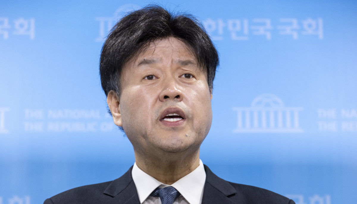 ▲김용 전 민주연구원 부원장이 28일 국회 소통관에서 기자회견을 마친 뒤 취재진 질문에 답하고 있다.  사진=연합뉴스