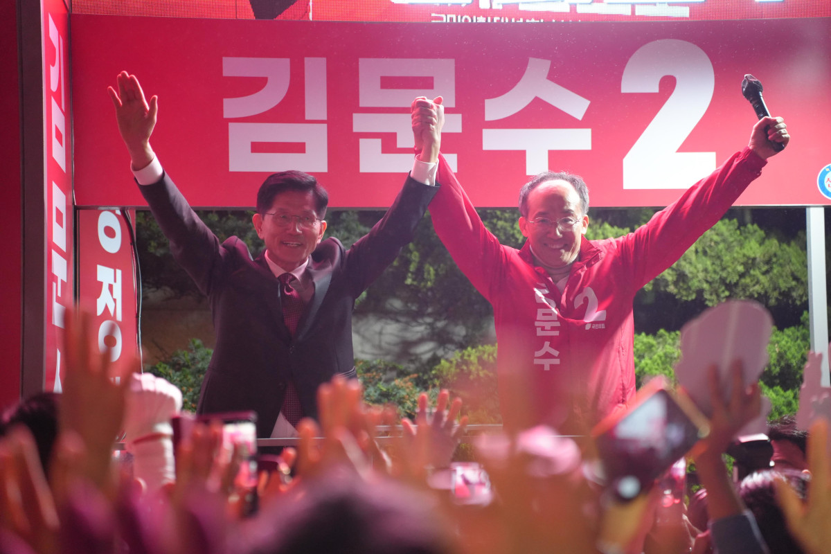 ▲김문수(왼쪽) 전 고용노동부 장관과 추경호 의원. (연합뉴스)