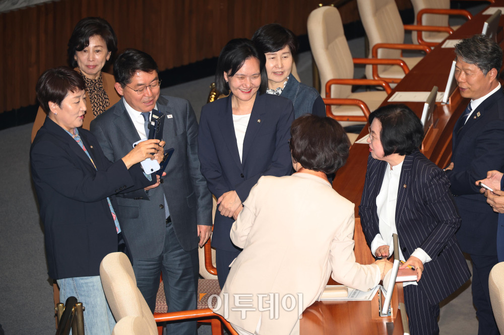▲경기도지사 후보 추미애 더불어민주당 의원이 28일 서울 여의도 국회 본회의에서 의원들과 기념촬영을 하고 있다. 고이란 기자 photoeran@