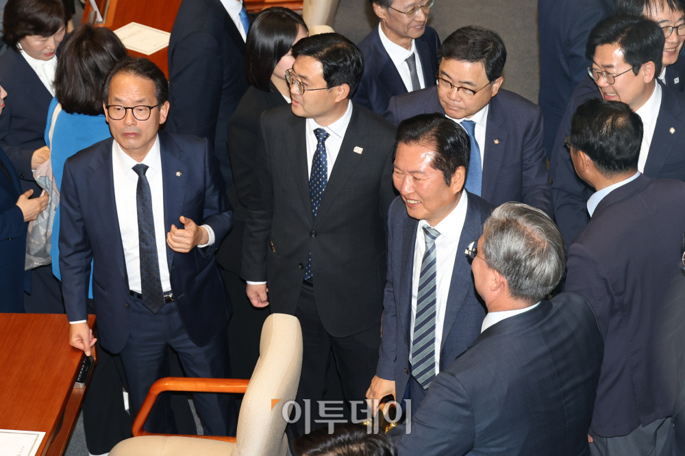 ▲정청래 더불어민주당 대표가 28일 서울 여의도 국회 본회의에서 의원들과 대화하고 있다. 고이란 기자 photoeran@