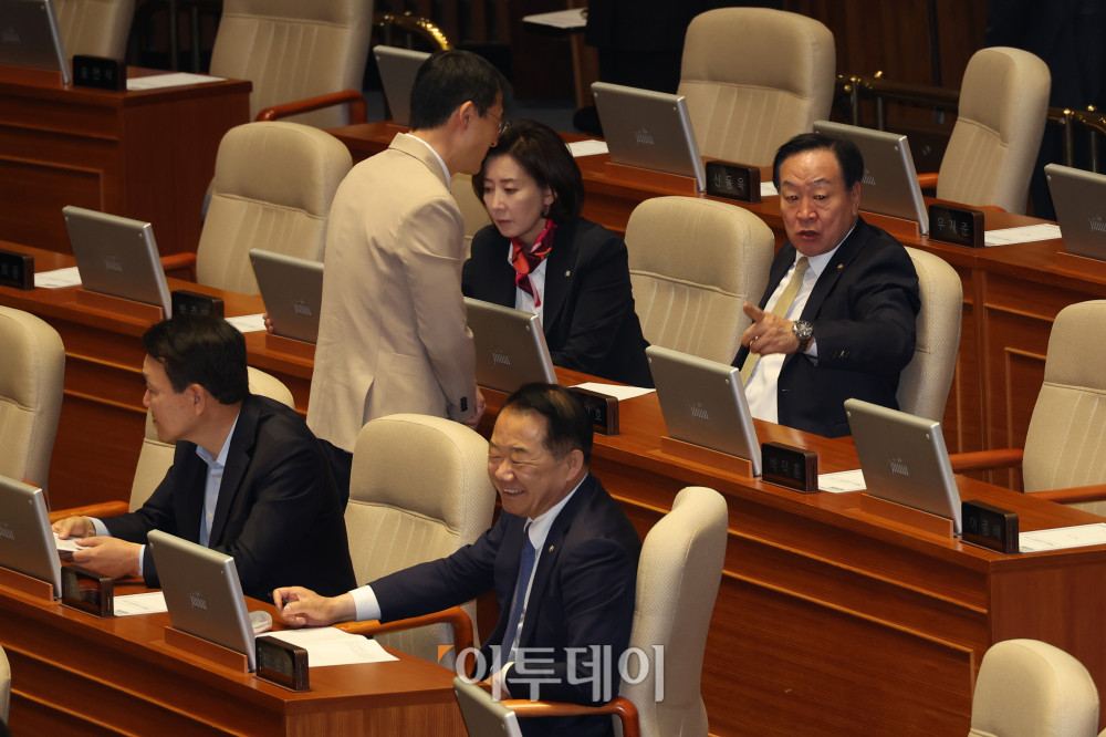 ▲울산시장 후보 김상욱 더불어민주당 의원이 28일 서울 여의도 국회 본회의에서 야당 의원들에게 인사하자 한기호 국민의힘 의원이 항의하고 있다. 고이란 기자 photoeran@