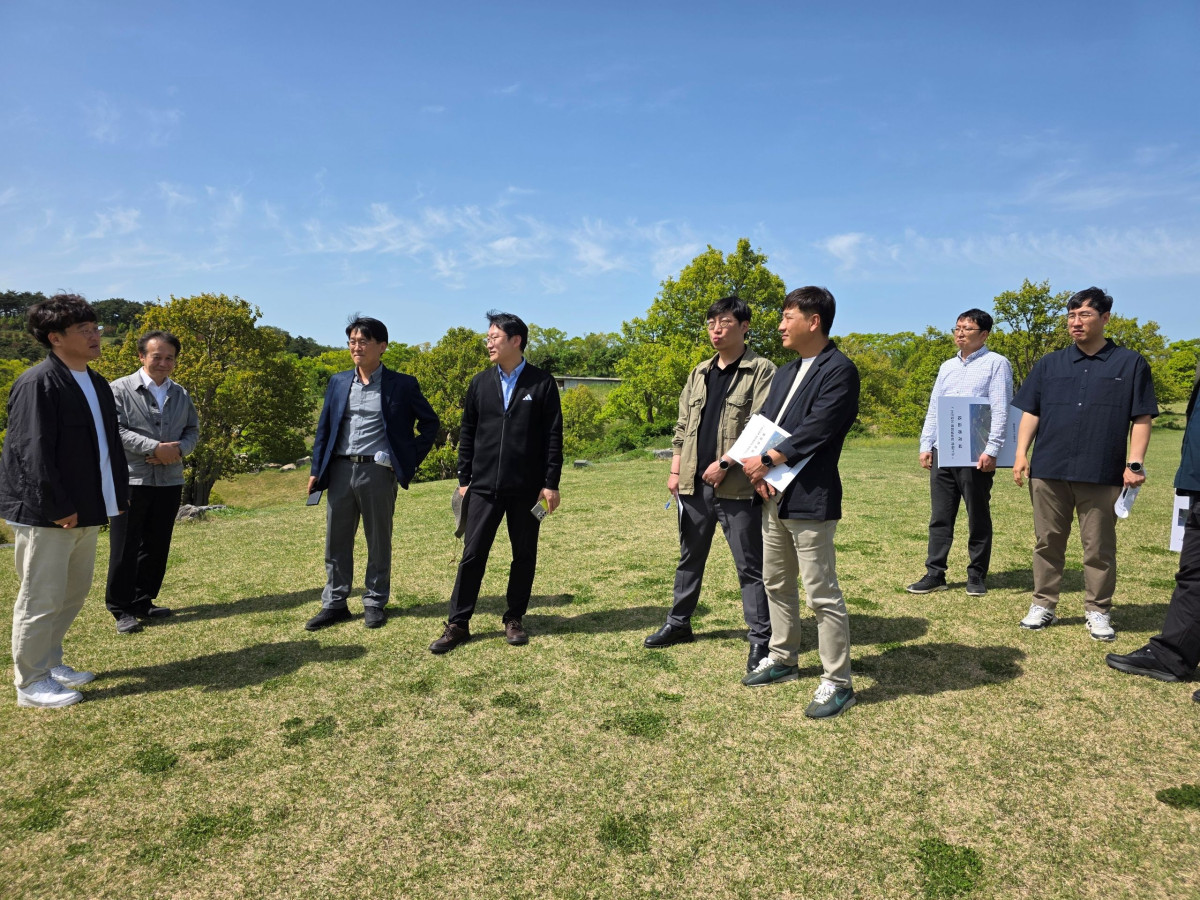 ▲산림청 관계자와 산림휴양 디렉터가 대구 군위 일대 자연휴양림 지정 예정지에서 토론을 하고 있다. (사진제공=산림청)