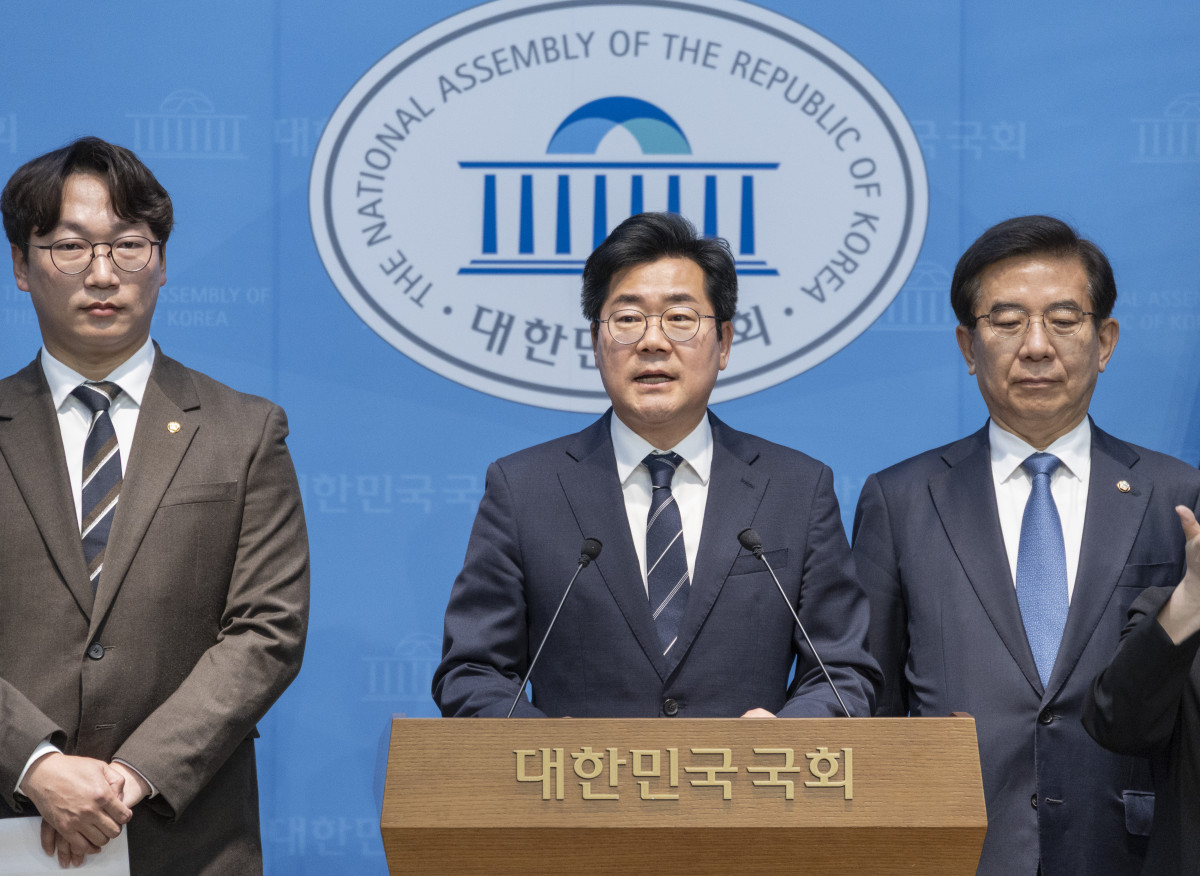▲더불어민주당 인천시장 후보인 박찬대 의원과 인천지역 의원들이 28일 국회 소통관에서 '인천바이오과학기술원법' 발의 기자회견을 하고 있다. (사진=연합뉴스)