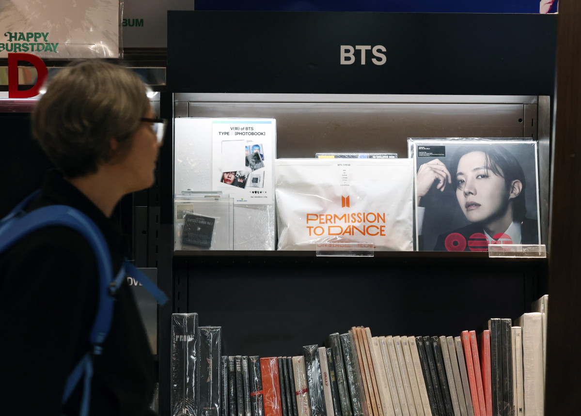 ▲지난달 31일 서울 종로구 교보문고 광화문점 음반 판매장에 방탄소년단(BTS) 정규 5집 아리랑 앨범이 진열돼 있다. (뉴시스)