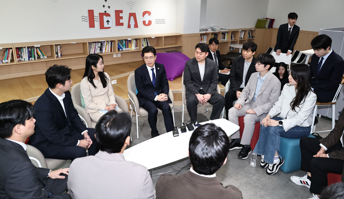 ▲더불어민주당 정원오 서울시장 후보가 28일 서울 동대문구 경희대학교 캠퍼스타운 삼의원창업센터에서 열린 찾아가는 간담회:청년기업가 및 예비창업자 편에서 참석자들과 대화하고 있다. 사진=연합뉴스