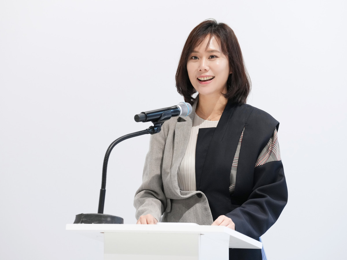 ▲28일 서울 성동구 에필로그 성수에서 열린 ‘K컬처, 여행의 시작이 되다’ 미디어 간담회에 참석한 서가연 에어비앤비 코리아 컨트리매니저가 발표하고 있는 모습. (사진제공=에어비앤비)