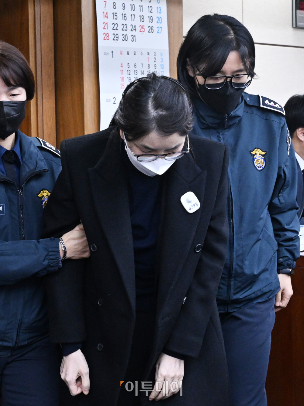 ▲도이치모터스 주가조작과 명태균 공천개입, 통일교 청탁·뇌물 수수 의혹 혐의 등으로 구속기소 된 김건희 씨가 지난해 3일 서울 서초구 서울중앙지방법원에서 열린 자본시장법 위반 혐의 결심 공판에 출석하고 있다. 사진공동취재단 (이투데이DB)