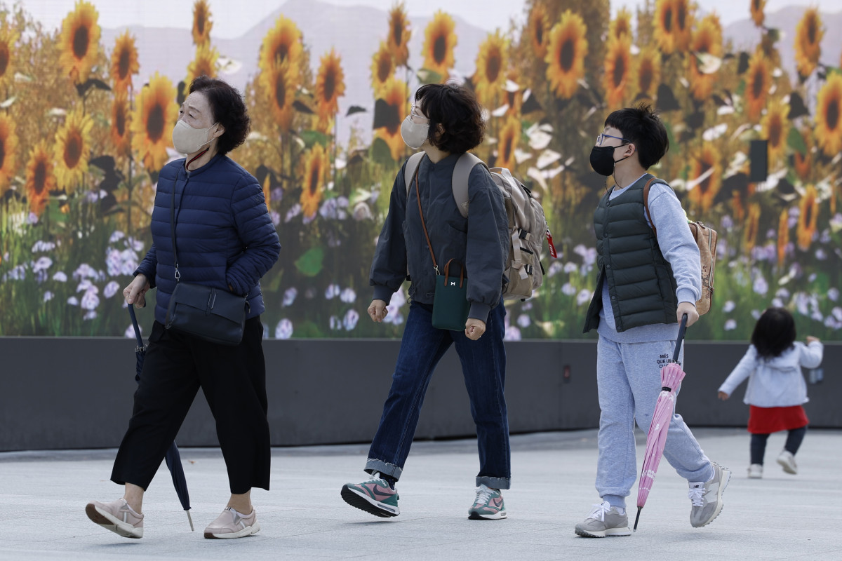 ▲서울 종로구 광화문광장에서 두꺼운 외투를 입은 시민들이 산책을 하고 있다. (이투데이DB)