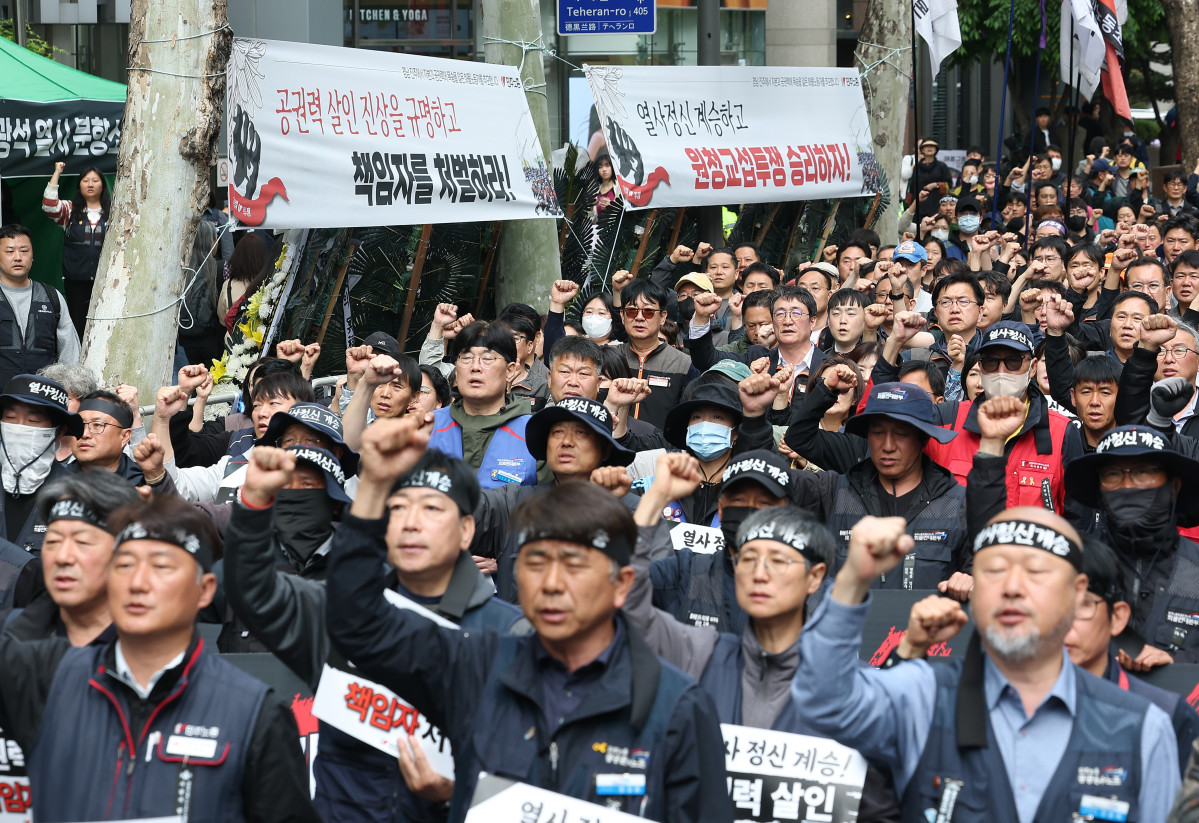 ▲전국민주노동조합총연맹(민주노총)이 28일 서울 강남구 BGF리테일 본사 앞에서 연 규탄대회에서 참가자들이 구호를 외치고 있다. (연합뉴스)