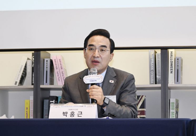 ▲박홍근 기획예산처 장관이 28일 오후 서울 중구 커뮤니티하우스 마실에서 열린 '국민과 함께 하는 나라 살림' 타운홀 미팅을 주재, 모두발언을 하고 있다. (기획예산처)