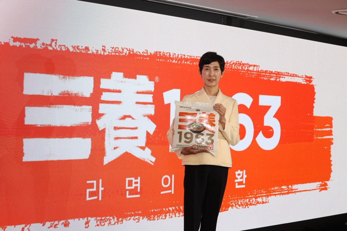 ▲김정수 삼양식품 부회장이 기자간담회에서 '삼양라면 1963'을 직접 소개하고 있다. (사진제공=삼양식품)