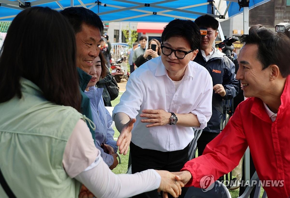 ▲박민식 전 국가보훈부 장관(오른쪽)과 한동훈 전 국민의힘 대표 (연합뉴스)